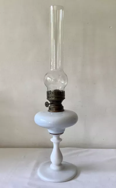 Lampe vintage en bois et opaline, ancienne lampe à pétrole