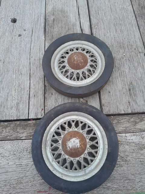 paire roue de voiture a pedales tricycle ou autre ancienne jouet ancien