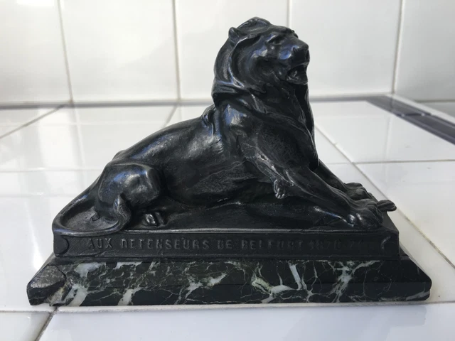 STATUE LION EN BRONZE SUR SOCLE EN MARBRE DU XIX ème SIECLE