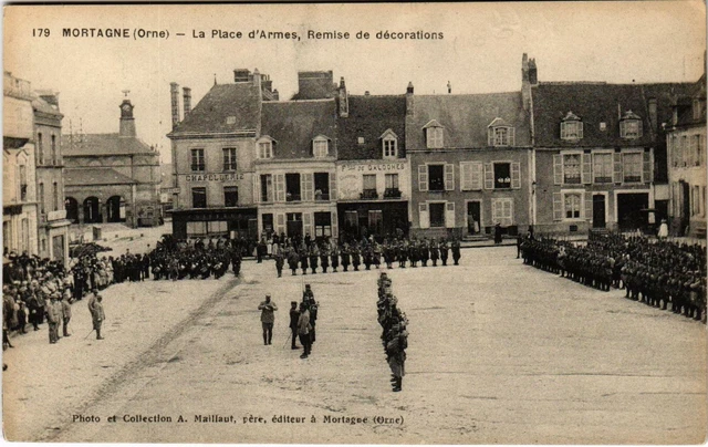 CPA Mortagne Orne - La Place d'Armes Remise de decoration (800266)