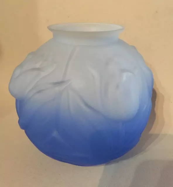 Vase en  verre  signé