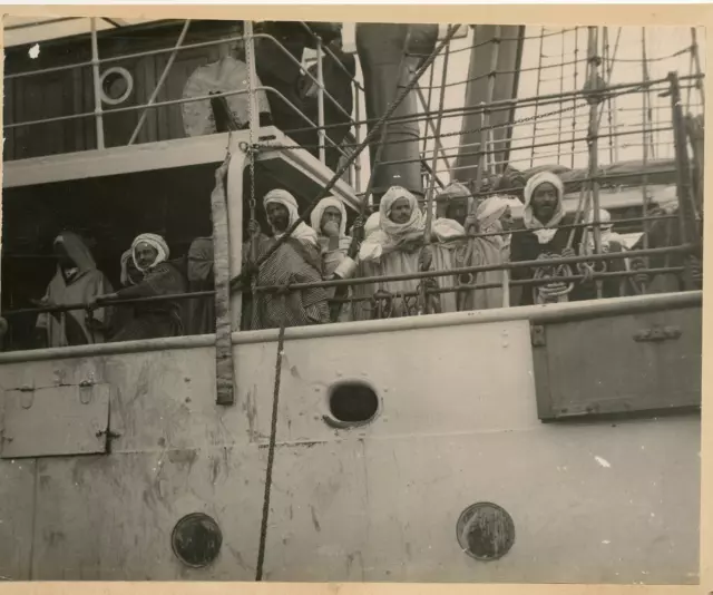 Algérie, à bord d&#039;un navire  Vintage silver print.  Tirage argentique