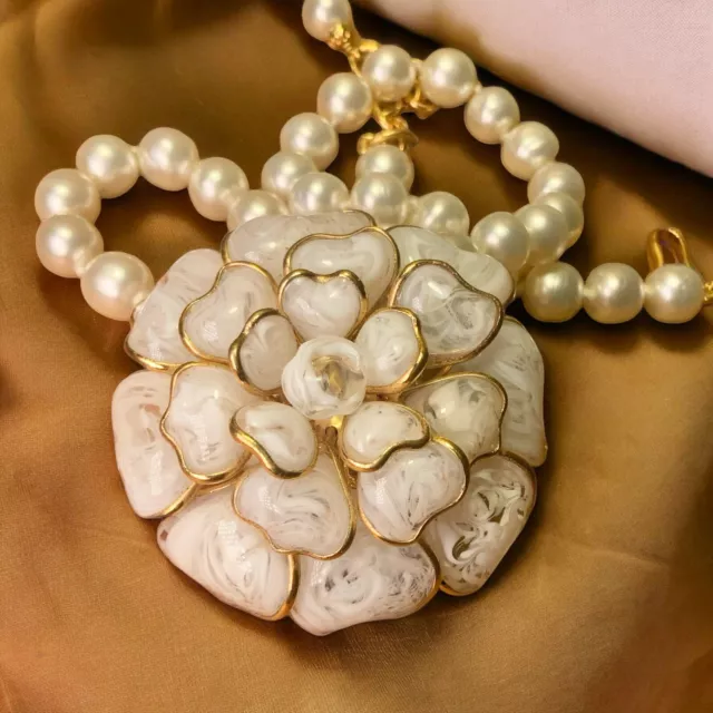 Collier  Ras De Cou vintage Chanel  Pendentif Camélia Gripoix Et Perles