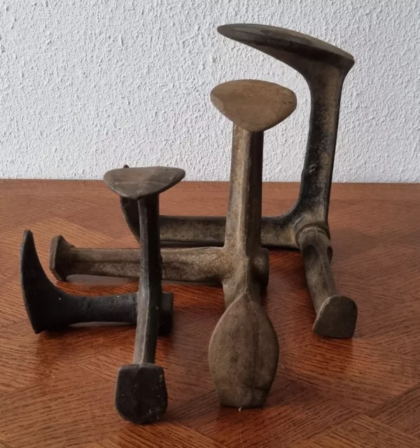 3 alte Schuhmacher Schuster Werkzeuge - Dreifuß / Amboss aus Gusseisen um 1920