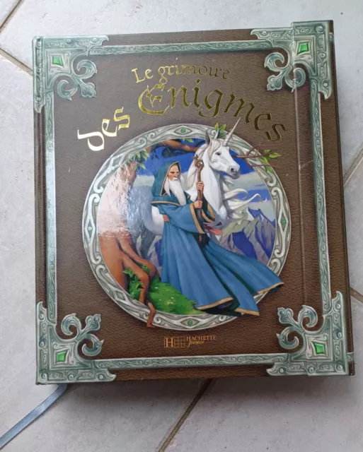 beau livre "le grimoire des énigmes"  Hachette Jeunesse 2007