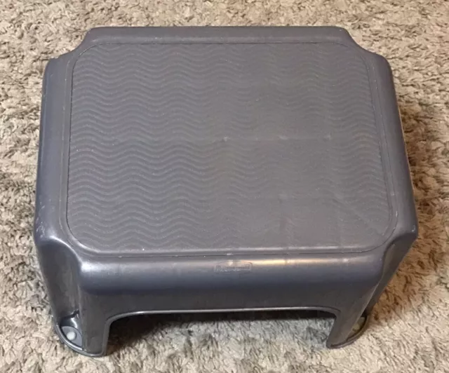 Rubbermaid Durable Plastic Small Step Stool w/ 200-LB Weight Capacity 2753 Gray