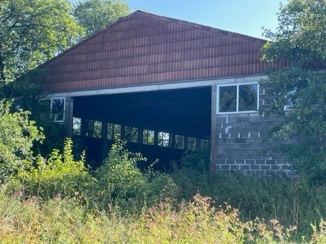 Grundstück mit offener Lagerhalle