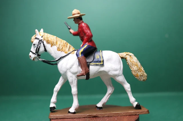 Figurines Starlux - 4 Soldats Police Montée Canadienne + 2 Chevaux - Échelle 1:32 - Occasion Bon état