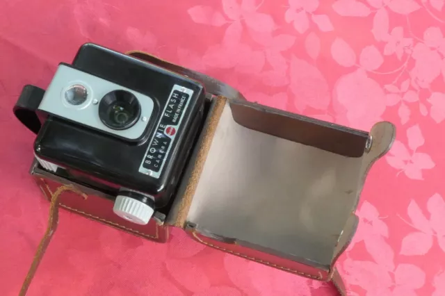 Brownie Flash Camera Kodak + housse appareil photo ancien vintage argentique