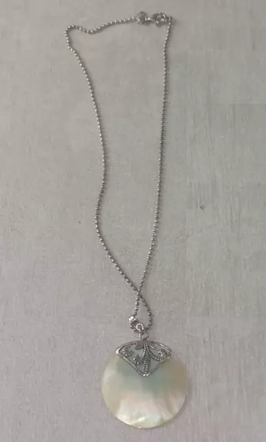 Ancien collier avec pendentif, nacre serti, en argent massif