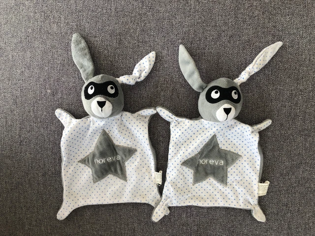 Lot De 2 DOUDOUS PLAT LAPIN IKKS ÉTOILES MASQUE BLANC GRIS 21 CM