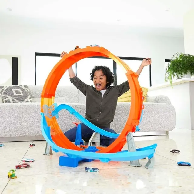 Hot Wheels Massive Loop Mayhem Track Set - Thrilling Stunts and Crashes!