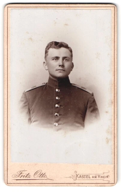 Fotografie Fritz Otto, Kastel am Rhein, Mainzer-Str. 31, Portrait Soldat in Uni