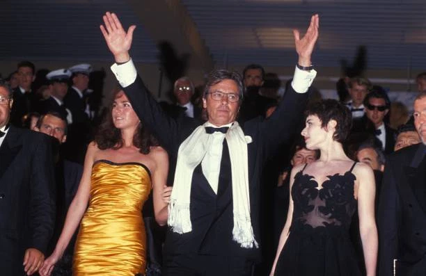 Photo Ancienne D'Alain Delon Avec Sa Femme Rosalie Van Breemen Et Elsa Pour Un Film - 1990s