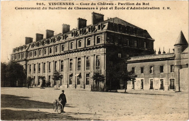 CPA Vincennes Cour du Chateau Pavillon du Roi (1347048)