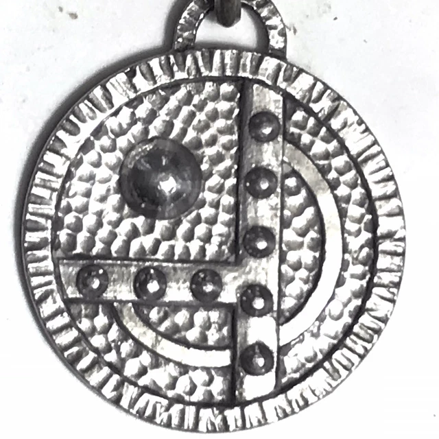Pendentif médaillon en or et diamants - En vente sur