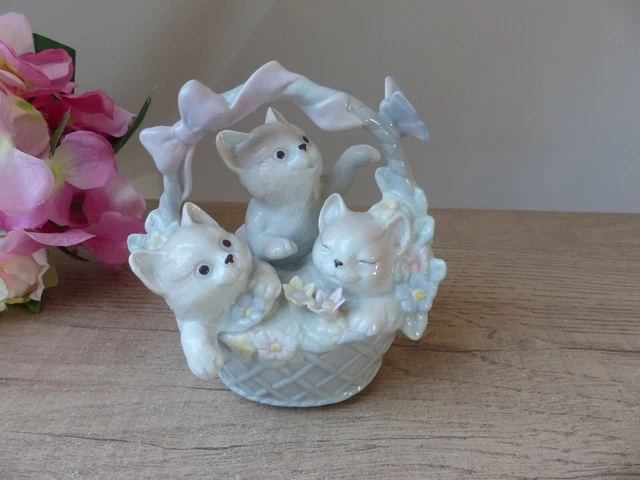 Ancienne Boite à Musique en Porcelaine en forme de Panier avec trois Chatons