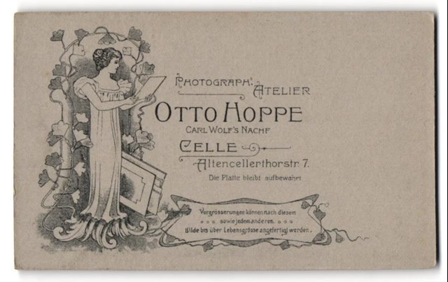 Fotografie Otto Hoppe, Celle, Altencellerthorstr. 7, Frau betrachtet eine Fotog