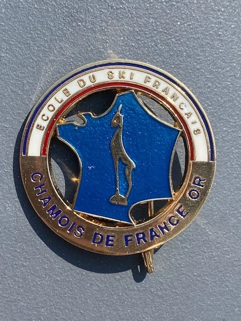 Ancienne insigne broche émaillée Ecole de Ski Français ESF Megève Augis