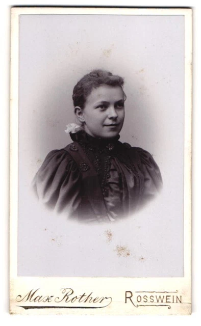 Fotografie Max Rother, Rosswein, Mittelstr. 488, Junge Frau in schwarzem Kleid