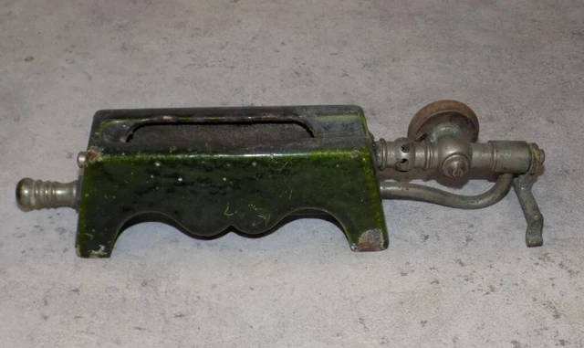 Ancien Petit Réchaud En Fonte Émaillée Vert Pour Coiffeur Fer A Friser