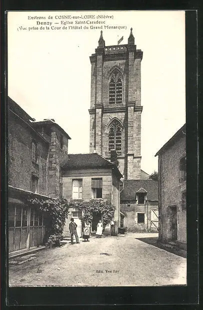 CPA Donzy, Eglise Saint-Caradeuc, vue prise de la Cour de l´Hotel du Grand Mona