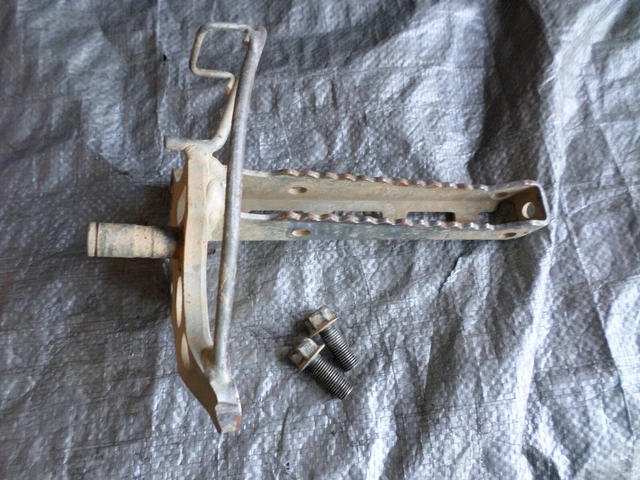 Yamaha YFS200 Blaster 200 Right Foot Peg Rest 1988 1989 1990 1991 1992 1993 1994