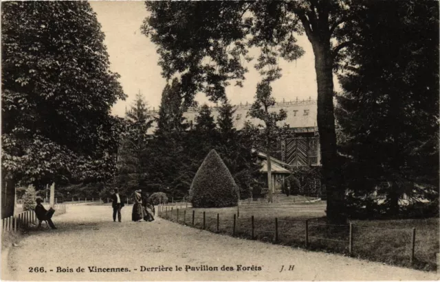 CPA Vincennes Derriere le Pavillon des Forets (1347078)