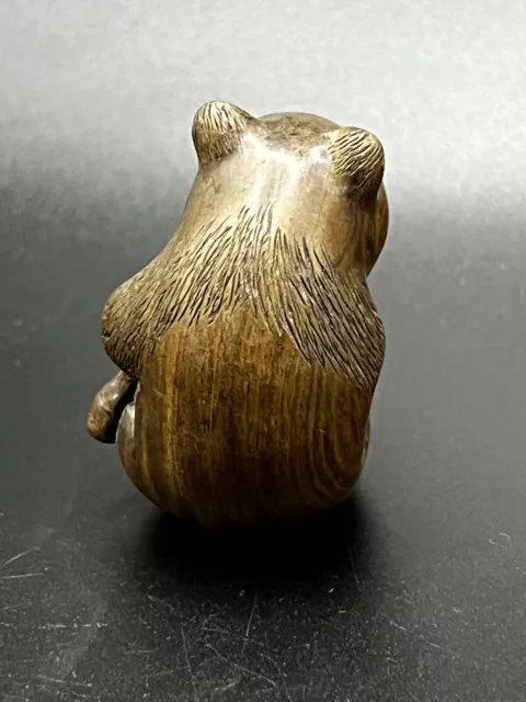 Netsuke-Panda, der Bambus isst Figur mit Knocheneinlage, Signatur Meiji/Taisho 3