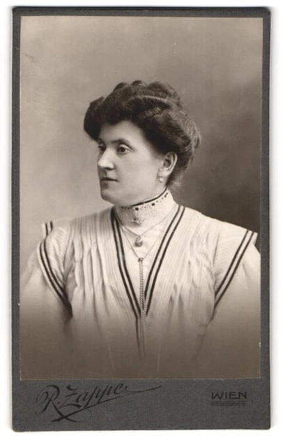 Fotografie R. Zappe, Wien, Favoritenstr. 81, Bürgerliche Dame mit hochgesteckte