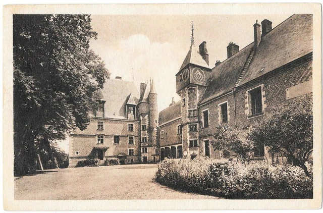 GIEN 45 La Cour du Château CPSM written to Mr & Mme Leger de La Charité sur Loire