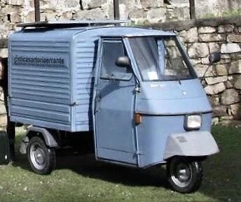 Piaggio APE 50 con cassone chiuso Piaggio APE 50 con cassone chiuso