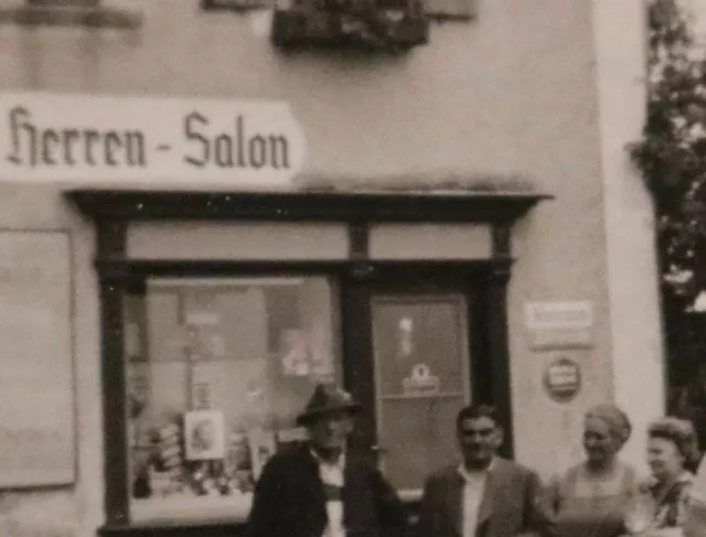 tolles altes Foto Familie mit Oldtimer 50er Jahre vor Friseur-Salon 2