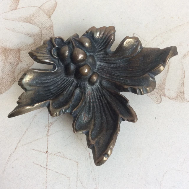 Broche Ancienne En Bronze - Motif Fleur Ou Fruit - Occasion Bon état