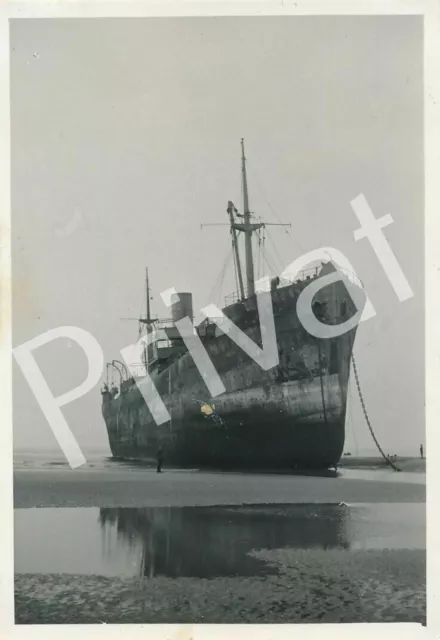 Foto WK 2 ausgebrannter Dampfer Wrack vor Anker  Ostende Oostende Belgien  A1.14