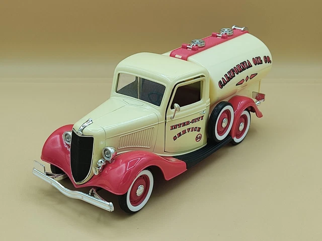 1/18 FORD V8 Citerne Pompier Providence 1938 New box Solido