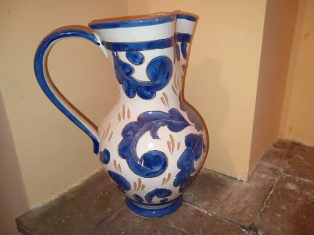 Brocca da vino in ceramica con un manico con decorazione di fiori blu