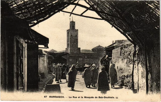 CPA AK MARRAKECH The Street and Mosque of Bab-Doukkala (1359170)