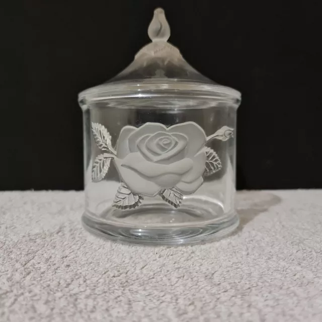 Pot en verre avec couvercle réhaussé d'une rose et de feuillages