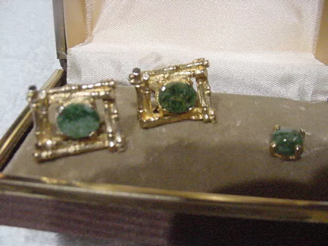 gold tone cuff link tie clip set Swank in nice metal box vintage new green stone