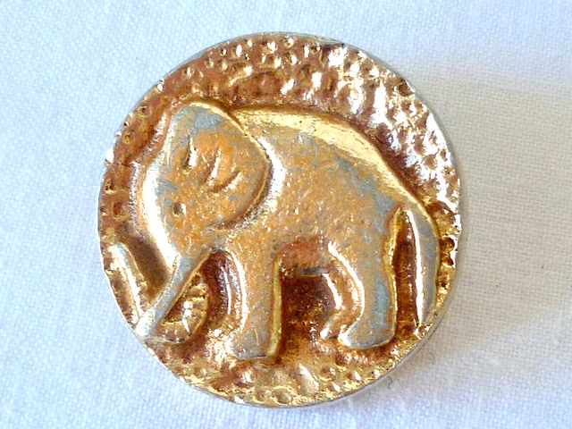 Ancien Bouton Éléphant En Aluminium Doré Vers 1950
