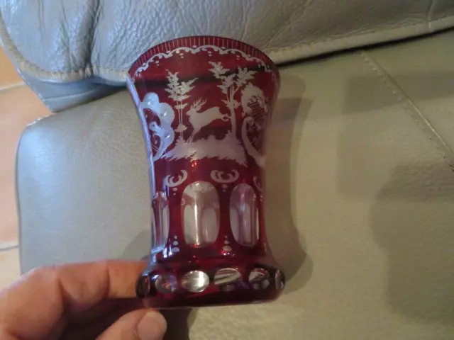 ancien vase en cristal de bohéme rouge à décor de canard et cerf