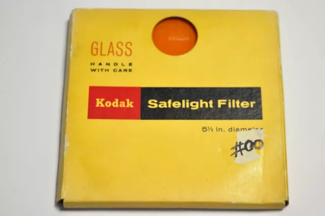 Filtro de luz segura amarillo claro Kodak 5 1/2" de diámetro #00. Cat. 152 1475.