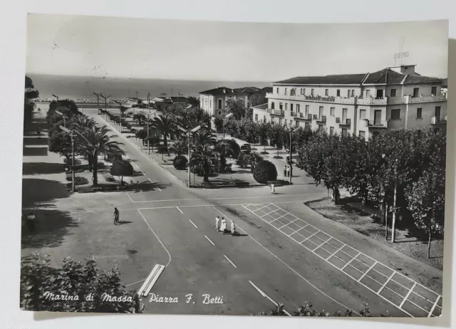 01258 Cartolina - Marina di Massa - piazza F. Betti - 1957