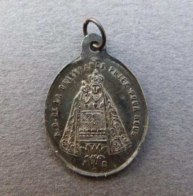 Colgante de plata religioso antiguo francés N-D de Delivrande 1872 con sello