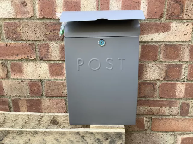 Casella postale montata a parete. Grigio.