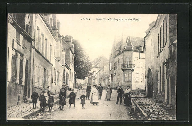 CPA Varzy, Rue de Vézelay taken from the bottom
