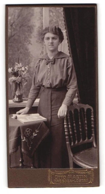 Fotografie Otto Martin, Dresden-Löbtau, Reisewitzerstraße 18, Dame mit Buch am