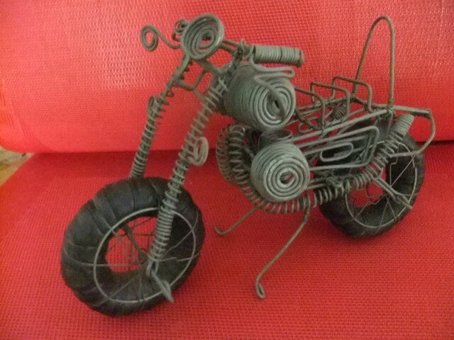 Miniature / Objet décoratif " véhicule/ moto" en fil de fer