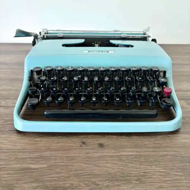 Olivetti Lettera 22 Typewriter - Underwood Olivetti - Mint Color